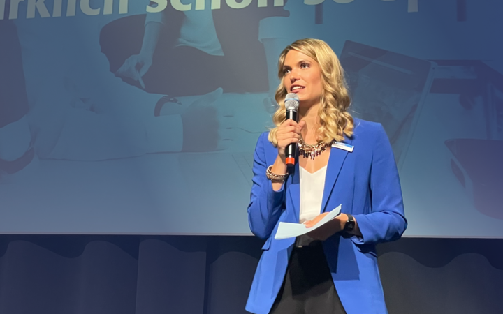 Speakerin von Geovision moderiert das Event