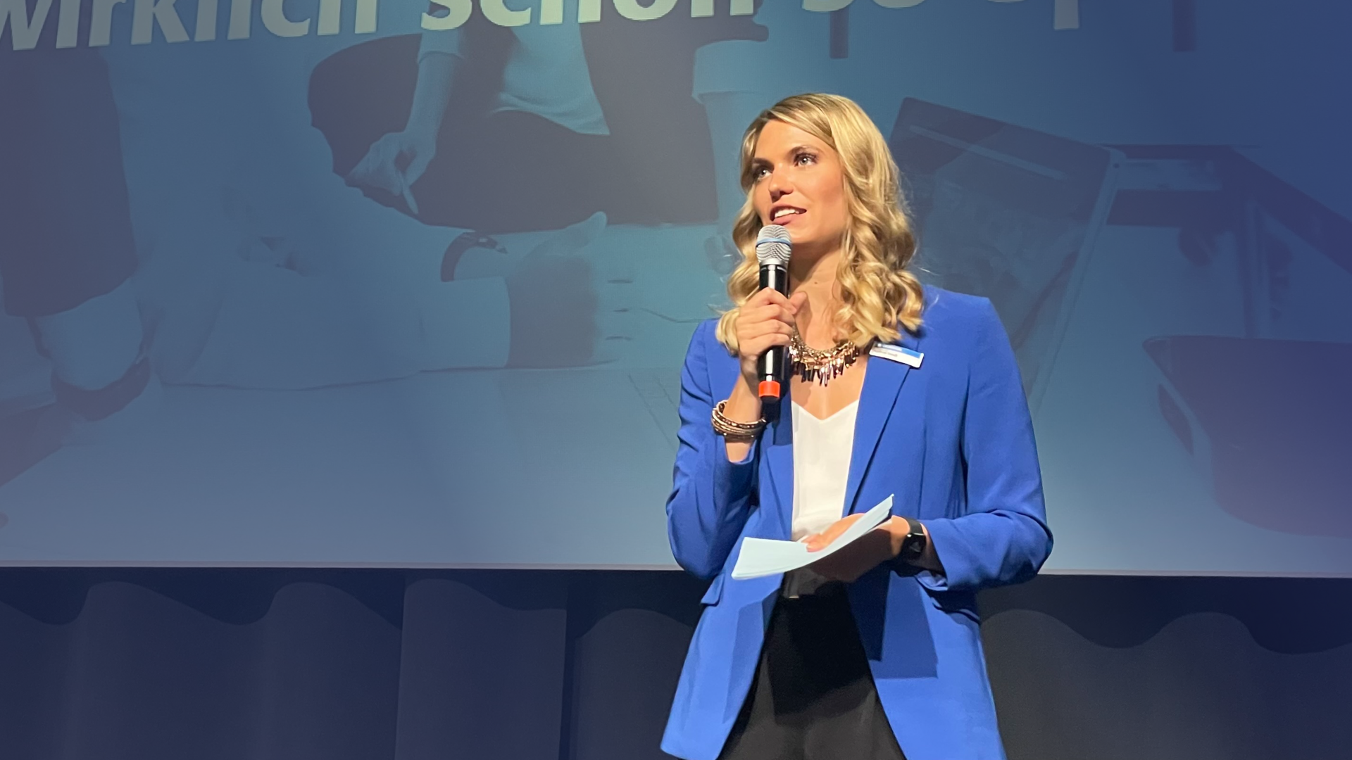 Speakerin von Geovision moderiert das Event