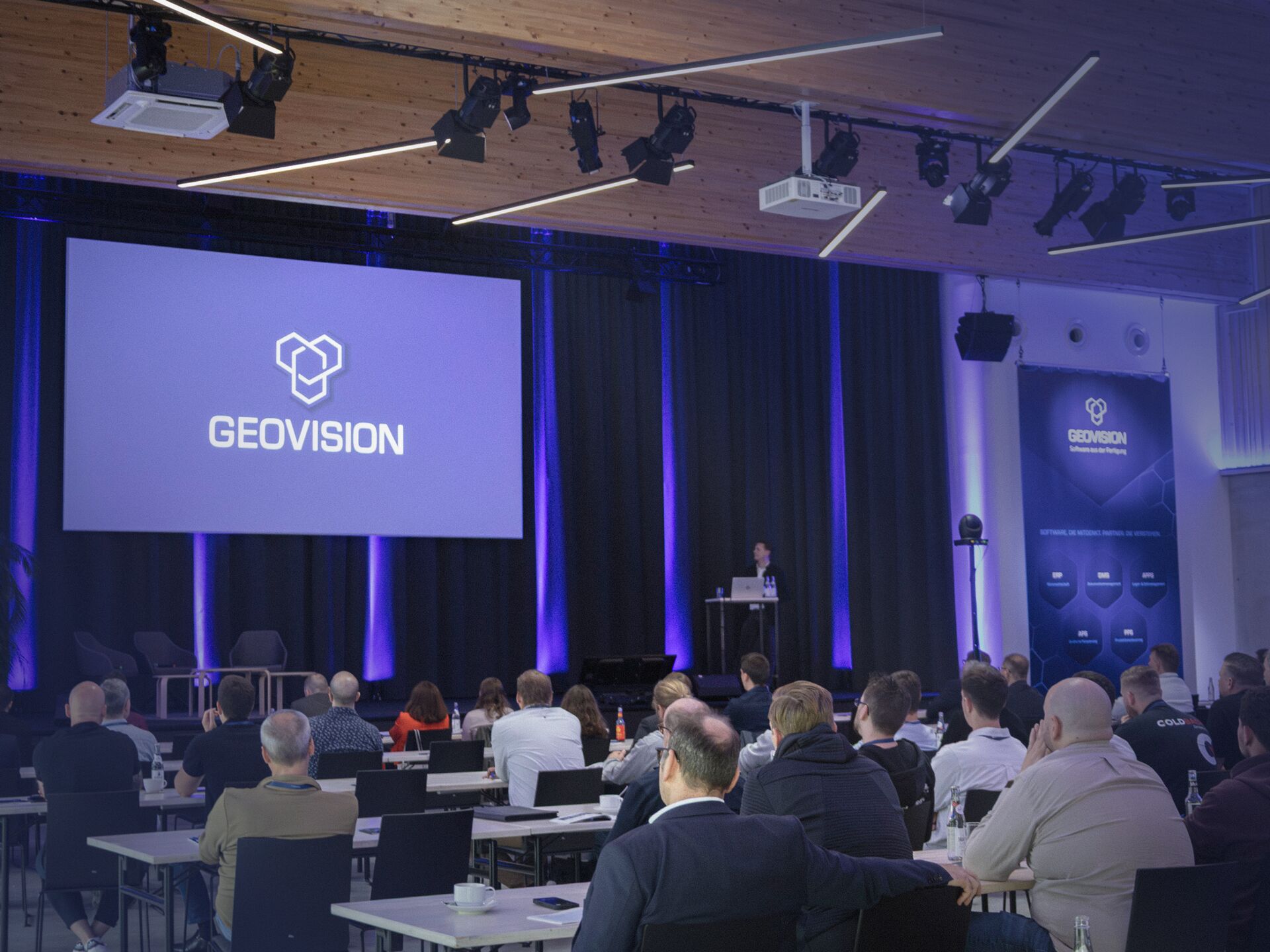 Speaker von GEOVISION beim ersten Bühnenprogrammpunkt