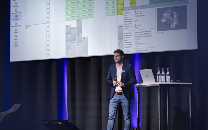 Mitarbeiterin hält Vortrag über Werkzeugmanagement für Kunden