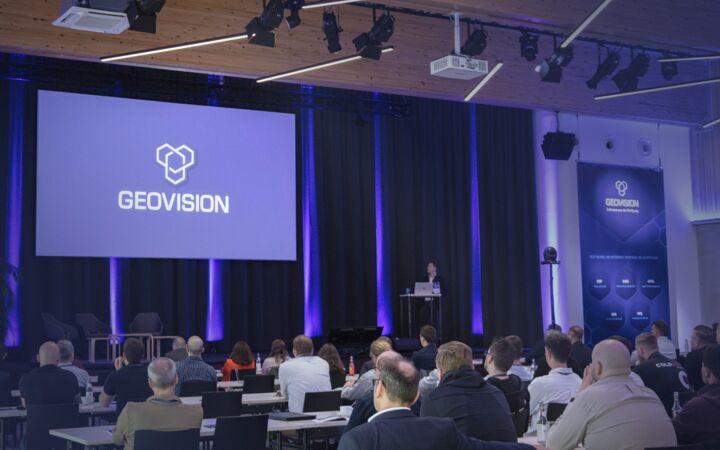 Speakerin von Geovision moderiert das Event