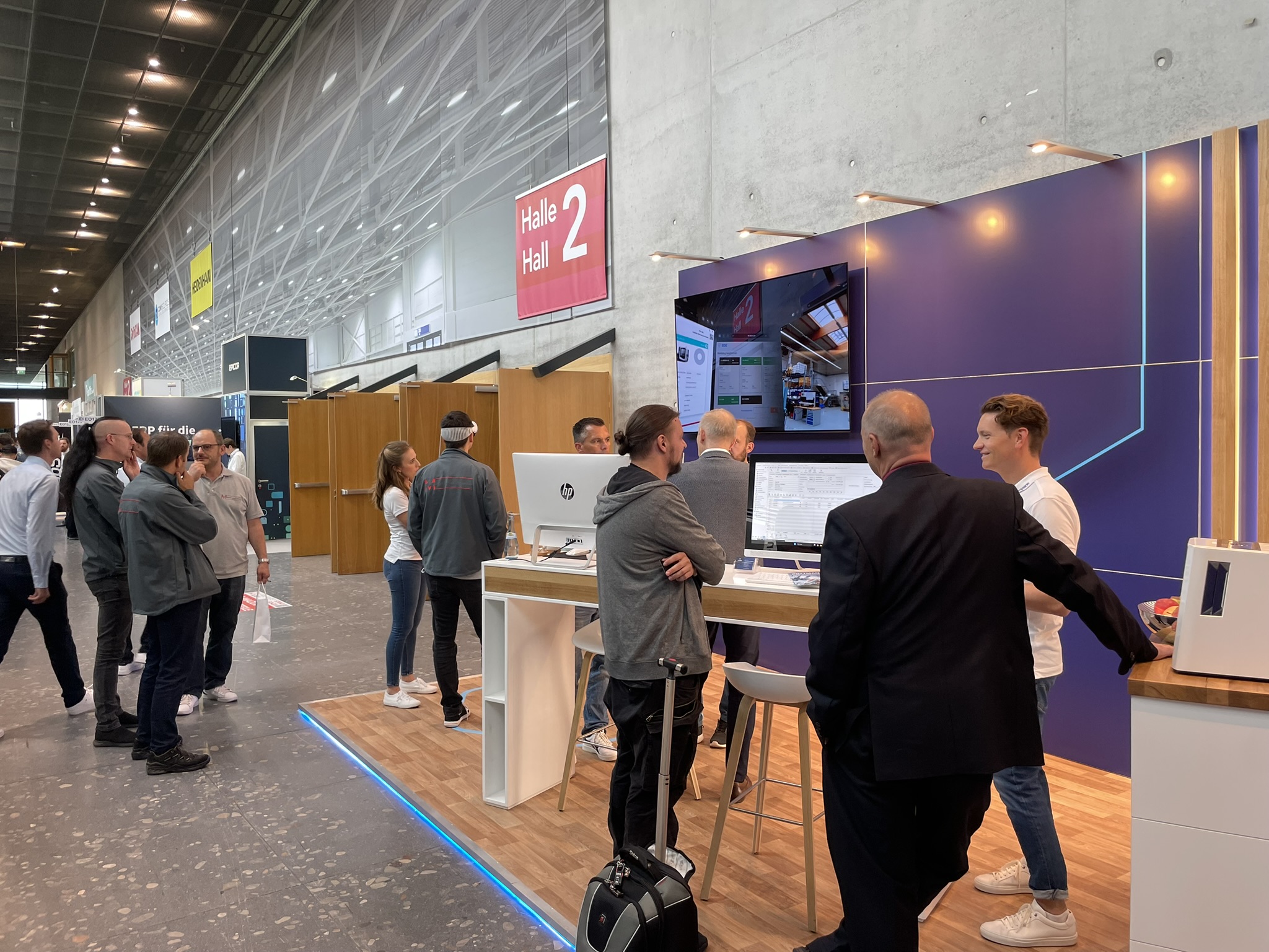 Alle Mitarbeiter am Messestand sind in Gespräche vertieft
