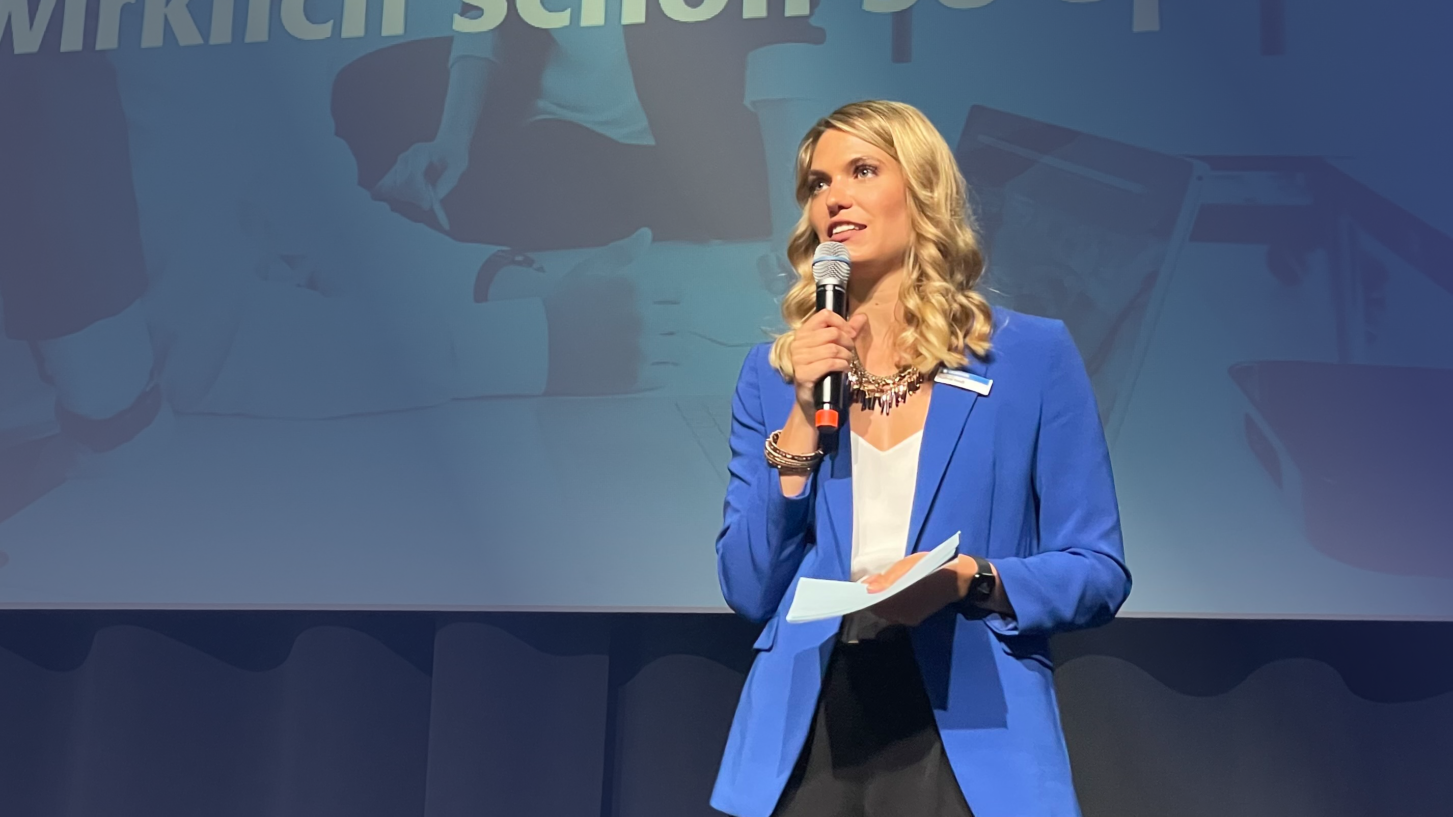 Speakerin von Geovision moderiert das Event